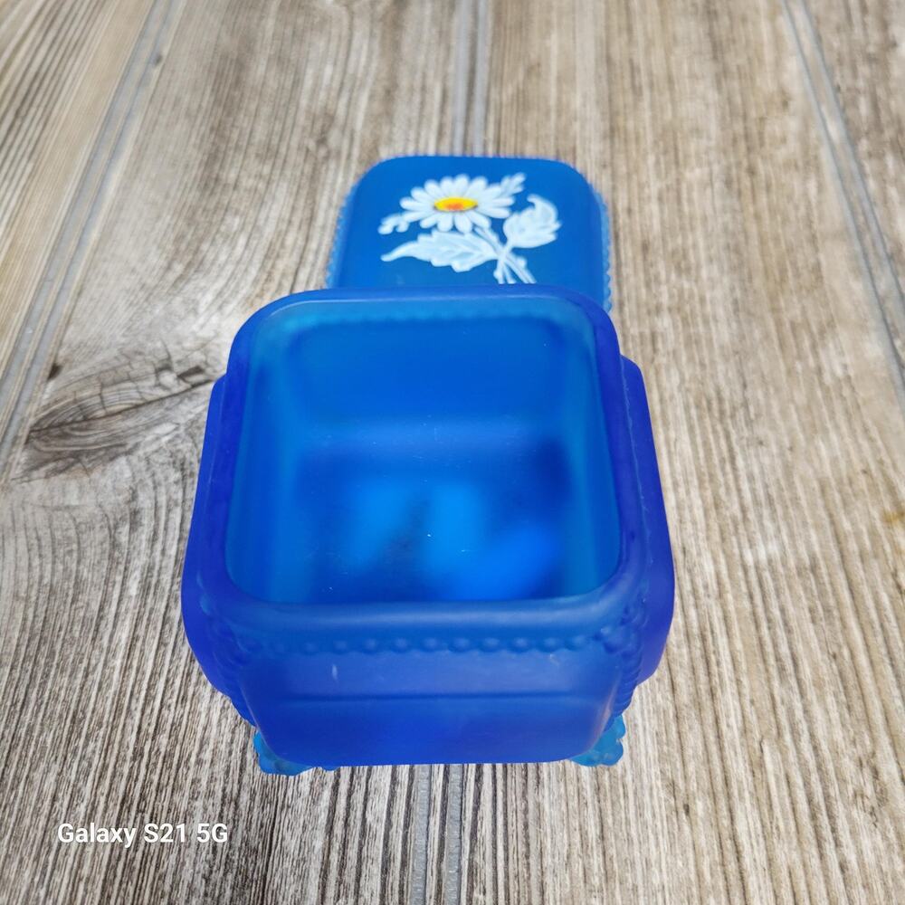 Vintage Westmoreland Trinket Box & Lid Daisy, Satin Blue Mist - Picture 3 of 6